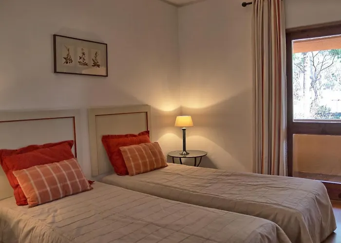 Casa Da Palmeira, Pool & Soccer Pitch فيلامورا